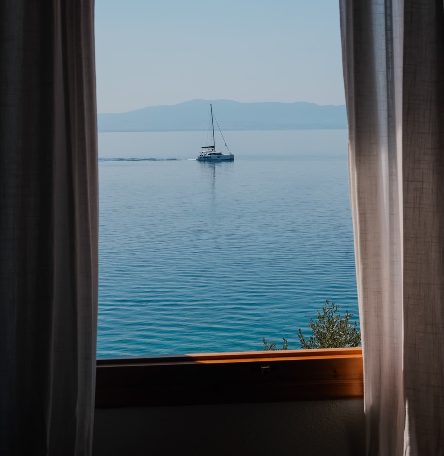 Båt vid vatten i norrländsk skärgård